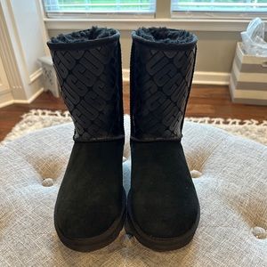 Black Ugg classic short with logo…women’s size 7